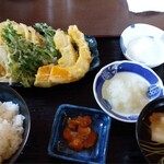 うどん処　ゆずりは - あれっ　天麩羅じゃねーっ？