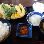 うどん処　ゆずりは - 掌と比べる