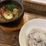 Spice&Sweets KAJU - 野菜とチキンのスープカレー（サラダ付き）
      ご飯S  唐辛子3本　1000円