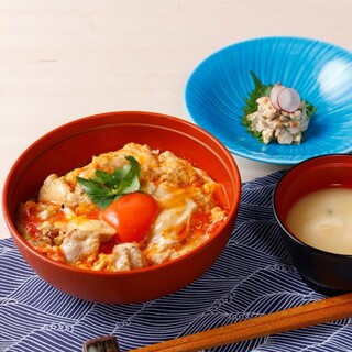 At lunchtime, we recommend Sakaeya's ultimate Oyako-don (Chicken and egg bowl) meal.