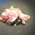 La Brianza - クラッタとかじや農園のスプラウト。口どけるクラッタは生ハムの女王ともいわれる逸品。今回もいただけて嬉しい♪ ブリアンツァで出てくるスプラウトはいつも新鮮で美しく、何よりお味が濃くおいしい♡