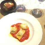 La Brianza - 甘みあるぽってりのトマトソースにさわやかチーズのラビオリ、とてもおいしい。少しずつだから、どのお皿も名残惜しさ手伝って美味しさ倍増！