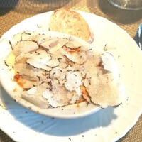 La Brianza - トリュフグラタンピエモンテ風サマートリュフ。2週間前はまだ黒トリュフでしたが、いつの間にかサマートリュフになってました☆ サマートリュフは歯触りも楽しいのだそうで、少し厚めに摺るとのこと。なるほど～