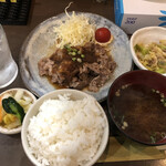 家庭料理居酒屋 よってって - ♪牛肉の玉葱ソース定食 ¥500