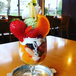 タンジョウ ファーム キッチン - スペシャル苺パフェ　レギュラーサイズ