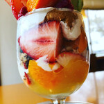 タンジョウ ファーム キッチン - スペシャル苺パフェ　レギュラーサイズ