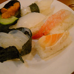 寿司倶楽部 - 手前の炙りサーモンは食べかけではありません