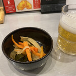 世界一のカキフライと肴 わぶ - お通しはお漬物