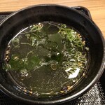 カルビ丼とスン豆腐専門店 韓丼 - ワカメスープ