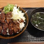 カルビ丼とスン豆腐専門店 韓丼 - 上カルビ丼＋小ライス＋ワカメスープ