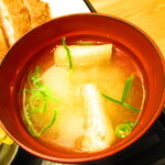 串鳥 - ランチ・トンカツ定食　６４０円（税込）の味噌汁のアップ【２０２１年３月】