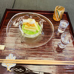 Koudaiji Juugyuu An - ⚫︎先付　ホワイトアスパラが春を告げています。ウスイエンドウのスープが鮮やか。松の箸置きと結びがおめでたい♡
