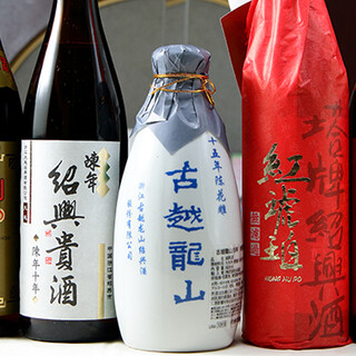 紹興酒や種類豊富な果実酒。季節に合わせたラインナップも。