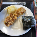 Sanuki Udon Shokudou Tsururi - 玉子の天ぷら、かしわ天、鮭おにぎり。