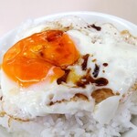 お好み焼き ほんだ - その目玉焼きをご飯にONして、ソースをかけて食します。素晴らしい。（自画自賛）