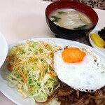 Okonomiyaki Honda - 焼肉しょうが定食。でてきた時は目玉焼きは肉の上にのっかっています。