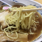 喜多方ラーメン麺小町 - 麺リフト　縮れてます