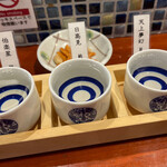 Tachinomidokoro Itsutsubashi - 利き酒セット3種 純米酒 550円。