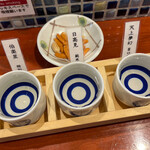 立呑み処五橋 - 利き酒セット3種 純米酒 550円。