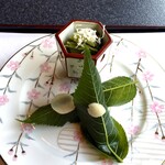 行楽庵 - 先付〜氷魚とわさび菜のおひたし・鯛の桜の葉寿司