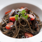 OUI - 定番メニュー『イカスミとプチトマトのパスタ』