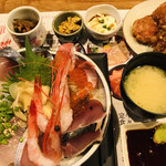 木鶏 - 海鮮丼＝１２００円 税込
            ※右上の唐揚げ食べ放題