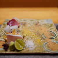 丸新 - お造り：福島のフルーツを使った塩で食べます