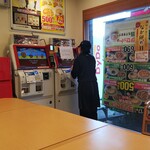 なか卯 - １台の券売機が昨夜から故障していたようで、女性スタッフが本部かメーカーのメンテナンスと真剣に打ち合わせをしていました。中々、復旧しないで大変そうでした。