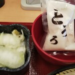 なか卯 - つけものと、パッケージ入りのとろろ