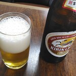 輝珍楼 - 町中華では、瓶ビールに手酌がちょうど良い。