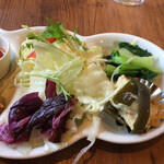 まるやま館 - サラダ・おひたし・柴漬け・豆腐と昆布の炊き物