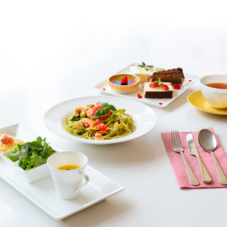 New ディナータイム予約専用 プロヴァンスコース 人気のロクシタンスイーツ スイーツ をお楽しみいただける デザート好きにおすすめの特別コースです お一人様のご予約も大歓迎です ロクシタン カフェ 渋谷店 L Occitane Cafe 渋谷 カフェ 食べログ