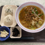 まりも食堂 - 本日の定食[B定食]
            （台湾ラーメンとおにぎりセット）＆小鉢2種類