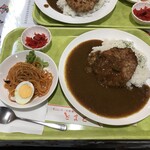 Tomato - ハンバーグカレー　サラダ付き（850円） アイス、ホット、コーラ、メロン、紅茶のいずれか１ドリンクついてます！