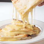 Crimson Restaurant&Bar - チーズナン