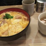 伊勢 - 親子丼。吸い物が付きます。