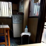 藤家 - 丸椅子に消毒液＆床がキリン柄