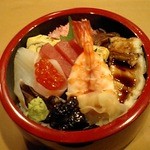 千成 - 上ちらし…海老がかなり大きいのが魅力！穴子・マグロ・いか・いくら・白身・かんぴょう・玉子焼・とり貝・・・・内容は季節により多少変わります、ご了承下さい。