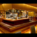 南風 - 目の前でつくりあげられる料理は、きっとどれも食べたくなってしまいます！職人のかちゃぐり捌き、鉄板エンターテイメントショウをお楽しみください★