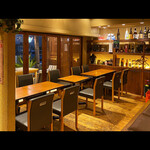 南風 - 鉄板も見えるテーブル席。10名様までの宴会にばっちり。