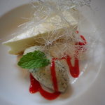 カフール - デザート　レアチーズと黒ゴマのアイス