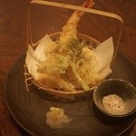 千成 - 天ぷらの盛り合わせ・・・大きくてプリップリの海老が魅力！（一人前）
