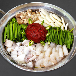 本場釜山の味の【ナッコプセ】など様々な鍋料理をご提供。