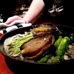 蒼 - 島根県産の黒鮑とグリーンアスパラガス。口に入れた瞬間に、フワッとした柔らかさに驚く。