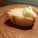 蒼 - 自家製バターを作った際のホエーを使って、タイミングを合わせて焼き上げたバゲット。鮑のソースを付けて食べるためなのだろうけど、美味しすぎてその前に消えた。一本スルッと食べられる自信があります。