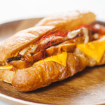 EN-DRESS SANDWICH - Seoul Bánh Mì　[チーズタッカルビ]大人気のチーズタッカルビをサンドイッチに。チキンに2種類のチーズをトッピングした食べ応え抜群バインミー