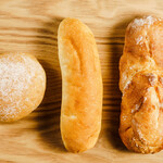 EN-DRESS SANDWICH - バインミーサンドイッチ
                      バーガー
                      コッペサンド
                      いろいろなサンドイッチをご用意してます。
                      サンドイッチの具材は、
                      東南アジア各地の郷土料理をベースに。
                      また、パンは
                      バインミーにはリュスティック
                      バーガーには全粒粉まるパンを使用。
                      こだわりのサンドイッチです。