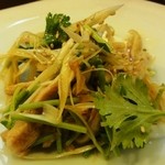 中国麺飯 勇 - ＊ある日の前菜。蒸し鶏とネギとパクチー