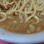 ラーメン二郎 - ⑥スープは微乳化で醤油が立っている