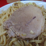 ラーメン二郎 - ⑦この厚めの豚をやっつける